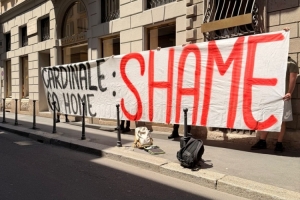 米兰球迷酒店外拉横幅抗议高层：卡尔迪纳莱回家去！耻辱！