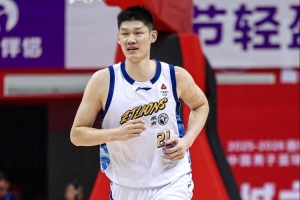 记者：上海3-0领先有些放松也正常 但大秋带伤打出这表现值得尊重