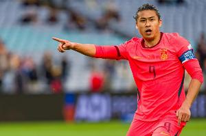 足球报：张玉宁自律坚韧、状态稳定，必将继续扛起国足锋线大旗