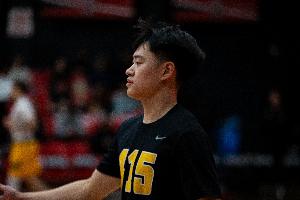 传球有亮点！赵维伦半场4分40秒送3助 2中0未得分抢1板